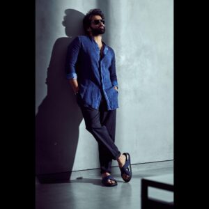 Ram Pothineni Instagram - Gangster Vibes..

For #REDTheFilm promotions.

Love..
#RAPO 

Outfit - @kunalrawalofficial 
Footwear - @stevemaddenindia
Sunglasses- @versace
Styled by - @ashwin_ash1 & @hassankhan_3 
Clicked by - @eshaangirri
