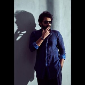 Ram Pothineni Instagram - Gangster Vibes..

For #REDTheFilm promotions.

Love..
#RAPO 

Outfit - @kunalrawalofficial 
Footwear - @stevemaddenindia
Sunglasses- @versace
Styled by - @ashwin_ash1 & @hassankhan_3 
Clicked by - @eshaangirri
