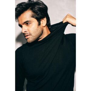 Ram Pothineni Instagram - 9 to 5: Show em how you Rock..
5 to 9: Show em how you Roll!!

Love..
#RAPO

Clicked by: @eshaangirri 
Styled by: @harmann_kaur_2.0 
Thank you @_deepthee_ 

Location: #CASARAPO