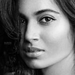 Ramya Pandian Instagram - In the MOONLIGHT … Photography @surenstudiomyth Make up @kalwon_beauty Hair stylist @ganesh_hair_architect Stylist @praveenmohanaofficial #ramyapandian #blackandwhite