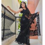 Raveena Daha Instagram – உன் கிணற்றில் உள்ள நீர
என் இதயம்?? 
நீ நினைத்து நினைத்து வாறி இறைத்தாயே🥺💙🦋

Saree from : @afsha_shopper 🖤🖤✨

#raveena #raveenadaha