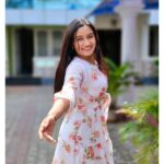 Raveena Daha Instagram - உன்னைக் காணும் முன்னே என் உலகம் தொடங்கவில்லை, உன்னைக் கண்ட பின்னே என் உலகம் இயங்குதடா💙🦋 Cute floral frock from @vin.boutique_ 😍