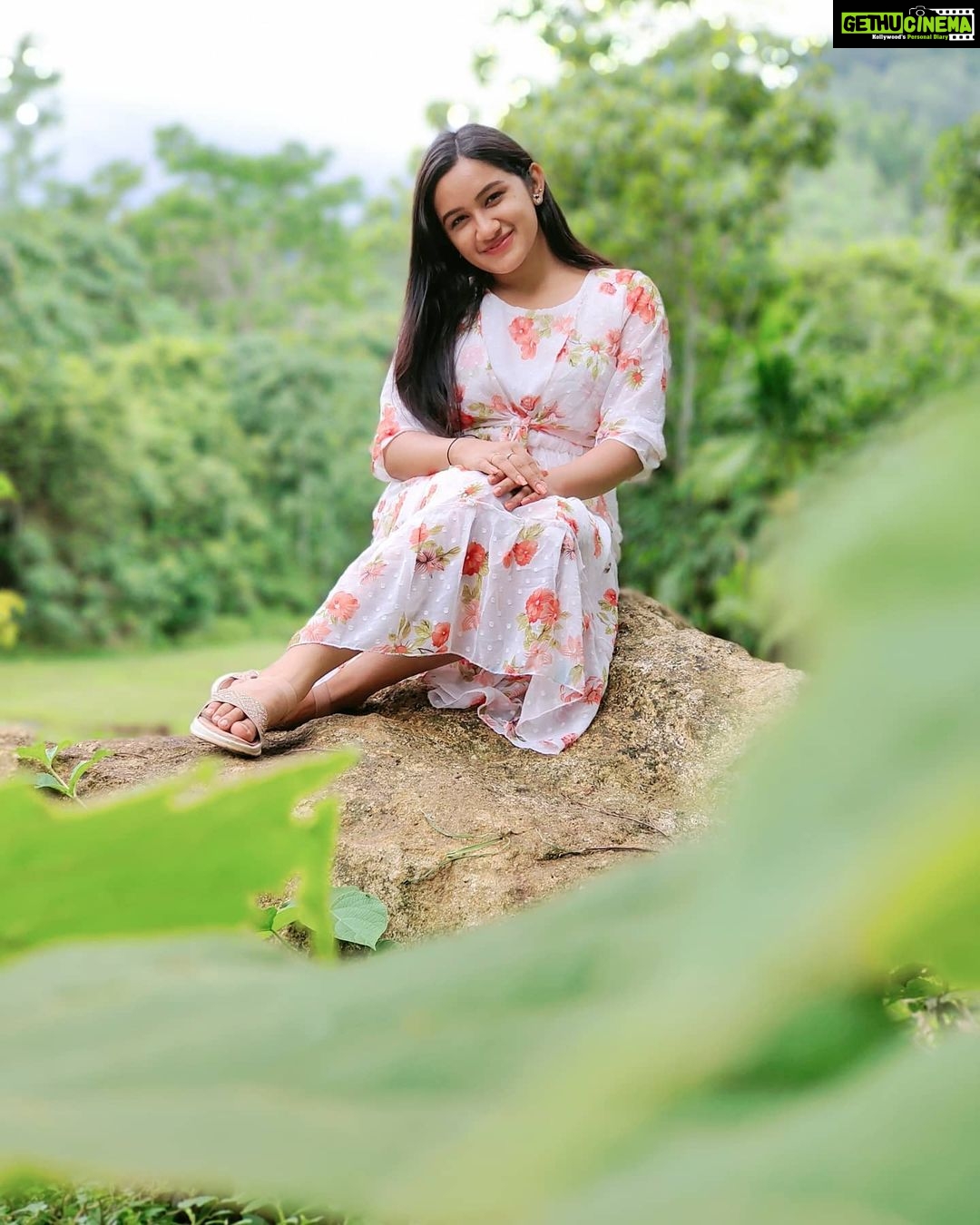 Raveena Daha Instagram - உன்னைக் காணும் முன்னே என் உலகம் தொடங்கவில்லை, உன்னைக் கண்ட பின்னே என் உலகம் இயங்குதடா💙🦋 Cute floral frock from @vin.boutique_ 😍