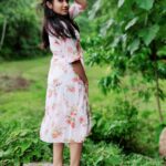 Raveena Daha Instagram - உன்னைக் காணும் முன்னே என் உலகம் தொடங்கவில்லை, உன்னைக் கண்ட பின்னே என் உலகம் இயங்குதடா💙🦋 Cute floral frock from @vin.boutique_ 😍