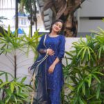 Raveena Daha Instagram - நான் கொண்ட நேசங்கள் வீண் தானோ ? ✨ Outfit from: @fathimacollection_online_shop2 💙 . Pc: @bijeshavanoor 😍🥰 chettan 🖤 . #raveena #raveenadaha