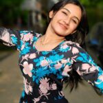Raveena Daha Instagram - கடல்களில் உருவாகும் அலையானது விழுவதும் பின்பு எழுவதும் இயல்பானது💯🖤 Beautiful long frock from: @karthika_fashion_store 💙