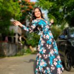 Raveena Daha Instagram - கடல்களில் உருவாகும் அலையானது விழுவதும் பின்பு எழுவதும் இயல்பானது💯🖤 Beautiful long frock from: @karthika_fashion_store 💙