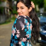Raveena Daha Instagram - கடல்களில் உருவாகும் அலையானது விழுவதும் பின்பு எழுவதும் இயல்பானது💯🖤 Beautiful long frock from: @karthika_fashion_store 💙