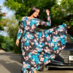 Raveena Daha Instagram - கடல்களில் உருவாகும் அலையானது விழுவதும் பின்பு எழுவதும் இயல்பானது💯🖤 Beautiful long frock from: @karthika_fashion_store 💙
