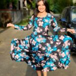 Raveena Daha Instagram - கடல்களில் உருவாகும் அலையானது விழுவதும் பின்பு எழுவதும் இயல்பானது💯🖤 Beautiful long frock from: @karthika_fashion_store 💙