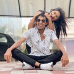 Raveena Daha Instagram - Not sure who’s crazier😝🖤 TwiNnInG wiTh KaKkAChI🤍🖤 #raveena #raveenadaha #pablo #pabloescobar #ajim