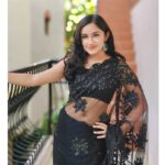 Raveena Daha Instagram – உன் கிணற்றில் உள்ள நீர
என் இதயம்?? 
நீ நினைத்து நினைத்து வாறி இறைத்தாயே🥺💙🦋

Saree from : @afsha_shopper 🖤🖤✨

#raveena #raveenadaha