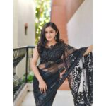 Raveena Daha Instagram – உன் கிணற்றில் உள்ள நீர
என் இதயம்?? 
நீ நினைத்து நினைத்து வாறி இறைத்தாயே🥺💙🦋

Saree from : @afsha_shopper 🖤🖤✨

#raveena #raveenadaha