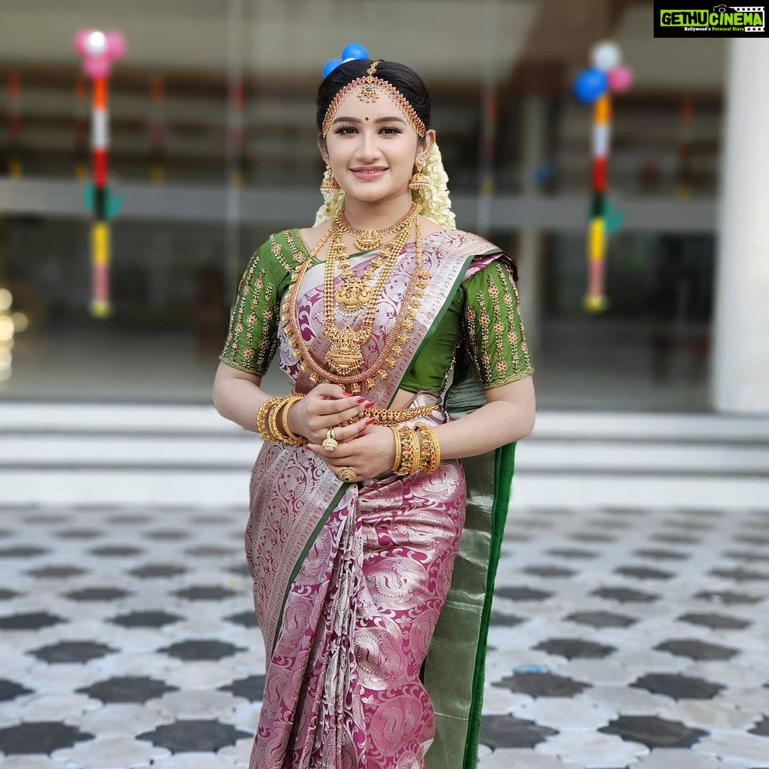 Raveena Daha Instagram - ✨😍✨ Pure silk saree from : @grb_silks 😍 I absolutely loved this saree, it enhanced my beauty 🙈 . Designer blouse from: @d3boutiquee 😍 The hand work and colour of this blouse perfectly matched my saree ❤️ .. Matte finish Bridal jewelry from : @chennai_jazz 😍✨✨ .. #raveena #raveenadaha