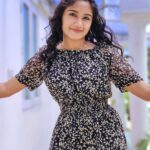 Raveena Daha Instagram - நான் இங்கே, நீயும் அங்கே...இந்த தனிமையில் நிமிஷங்கள் வருஷம் ஆனதேனோ ? 💙 Cute frock from: @isabella_collections_ 💛 #raveena #raveenadaha