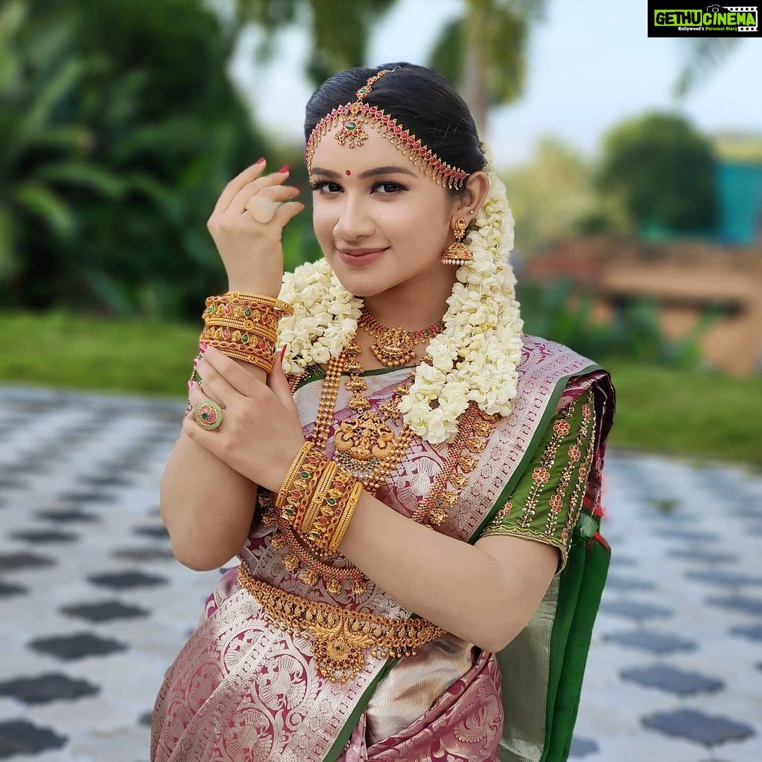 Raveena Daha Instagram - ✨😍✨ Pure silk saree from : @grb_silks 😍 I absolutely loved this saree, it enhanced my beauty 🙈 . Designer blouse from: @d3boutiquee 😍 The hand work and colour of this blouse perfectly matched my saree ❤️ .. Matte finish Bridal jewelry from : @chennai_jazz 😍✨✨ .. #raveena #raveenadaha