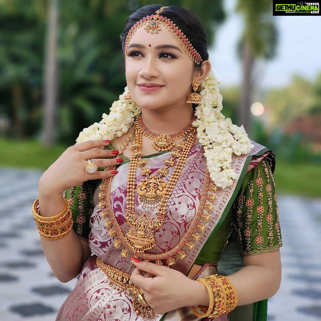 Raveena Daha Instagram - ✨😍✨ Pure silk saree from : @grb_silks 😍 I absolutely loved this saree, it enhanced my beauty 🙈 . Designer blouse from: @d3boutiquee 😍 The hand work and colour of this blouse perfectly matched my saree ❤️ .. Matte finish Bridal jewelry from : @chennai_jazz 😍✨✨ .. #raveena #raveenadaha