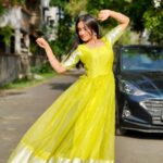 Raveena Daha Instagram - दिल संभल जा जरा फिर मोहब्बत करने चला है तू 😌🌹 In love with this dress😍 from : @karthika_fashion_store 😍💚💚 #raveena #raveenadaha