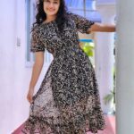 Raveena Daha Instagram - நான் இங்கே, நீயும் அங்கே...இந்த தனிமையில் நிமிஷங்கள் வருஷம் ஆனதேனோ ? 💙 Cute frock from: @isabella_collections_ 💛 #raveena #raveenadaha