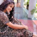 Raveena Daha Instagram - நான் இங்கே, நீயும் அங்கே...இந்த தனிமையில் நிமிஷங்கள் வருஷம் ஆனதேனோ ? 💙 Cute frock from: @isabella_collections_ 💛 #raveena #raveenadaha