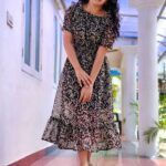 Raveena Daha Instagram - நான் இங்கே, நீயும் அங்கே...இந்த தனிமையில் நிமிஷங்கள் வருஷம் ஆனதேனோ ? 💙 Cute frock from: @isabella_collections_ 💛 #raveena #raveenadaha
