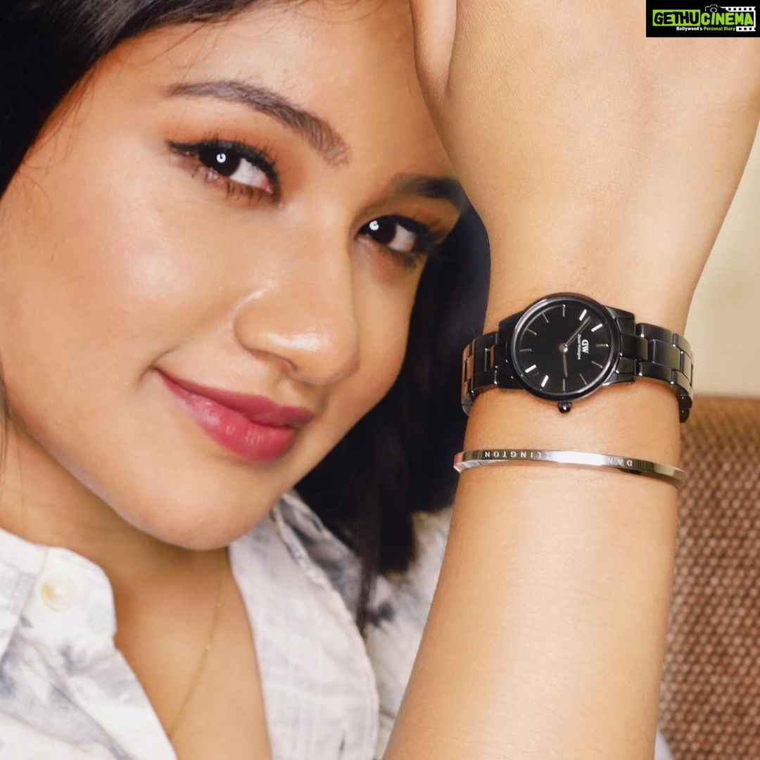 Raveena Daha Instagram - Lost time is never found again ⌚️💯 Today’s list of essentials includes @danielwellington ✅ Avail the ongoing offer on the website, buy any watch from the Iconic Link collection and get a classic bracelet free. Additionally use my code RAVEENADW and get 15% off on the purchase from the website. #ad #dwindia #raveena #raveenadaha @danielwellington #ad