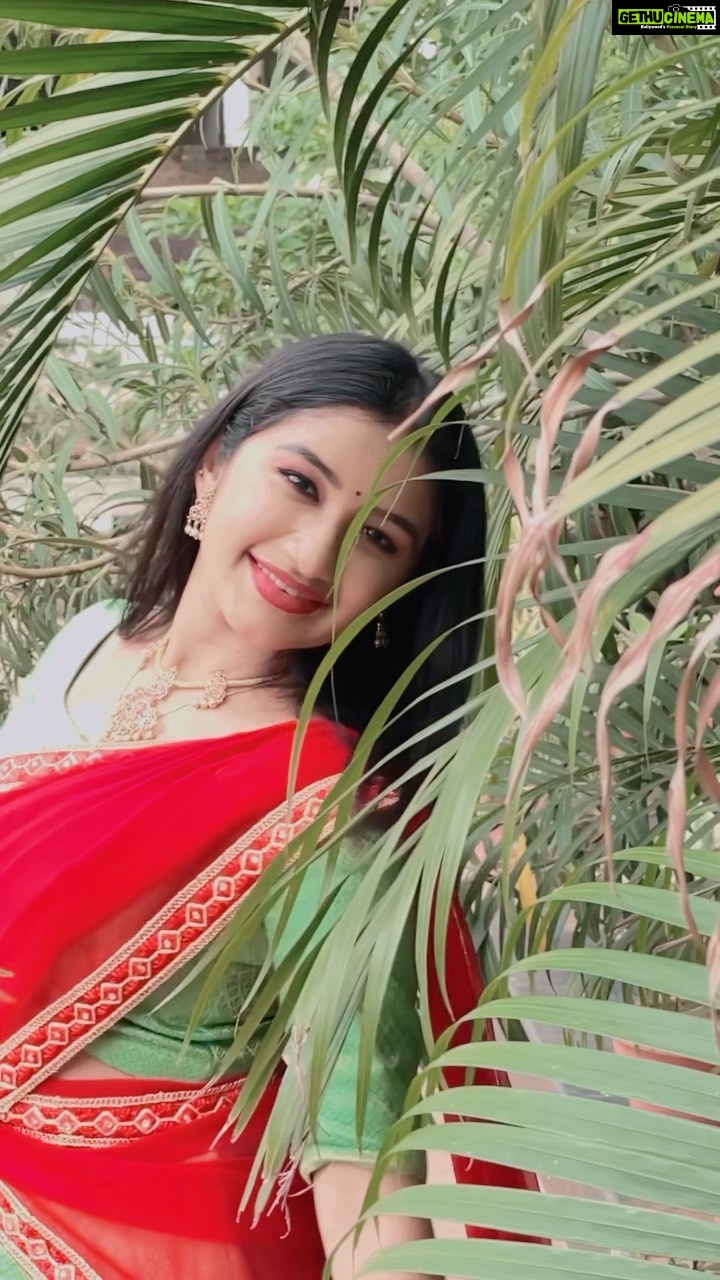 Raveena Daha Instagram - Pachai nirame ππΏ Vc: @mukeshdanzer π₯° The color green is a symbol of prosperity as it bring lots of happiness, prosperity, and togetherness for all of us . #IndiaAt75 #IndiaILove #Instareels #greencolor#raveena#raveenadaha