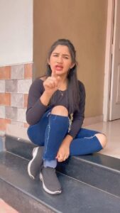 Raveena Daha Instagram - Anneeeee @kuraishi_the_entertainer vera level anne neenga 😍🤣🤣