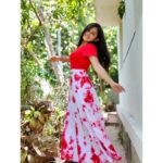 Raveena Daha Instagram - இருளில் கண்ணீரும் எதற்கு ...மடியில் கண்மூட வா❣️ அழகே இந்த சோகம் எதற்கு ..நான் உன் தாயும் அல்லவா? 💙💙 Outfit from: @shine_make_shopping 😍❣️ #raveena #raveenadaha