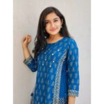 Raveena Daha Instagram - விழியோடு விழி பேச.... விரலோடு விரல் பேச... . வேறு என்ன பேச?? 💙🥺 Beautiful kurti top from : @youth_fashions_ 😍 In lovveeee with this dressss 💙🦋 #raveena #raveenadaha