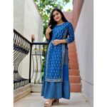 Raveena Daha Instagram - விழியோடு விழி பேச.... விரலோடு விரல் பேச... . வேறு என்ன பேச?? 💙🥺 Beautiful kurti top from : @youth_fashions_ 😍 In lovveeee with this dressss 💙🦋 #raveena #raveenadaha