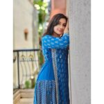 Raveena Daha Instagram - விழியோடு விழி பேச.... விரலோடு விரல் பேச... . வேறு என்ன பேச?? 💙🥺 Beautiful kurti top from : @youth_fashions_ 😍 In lovveeee with this dressss 💙🦋 #raveena #raveenadaha