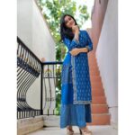Raveena Daha Instagram - விழியோடு விழி பேச.... விரலோடு விரல் பேச... . வேறு என்ன பேச?? 💙🥺 Beautiful kurti top from : @youth_fashions_ 😍 In lovveeee with this dressss 💙🦋 #raveena #raveenadaha