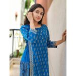 Raveena Daha Instagram - விழியோடு விழி பேச.... விரலோடு விரல் பேச... . வேறு என்ன பேச?? 💙🥺 Beautiful kurti top from : @youth_fashions_ 😍 In lovveeee with this dressss 💙🦋 #raveena #raveenadaha