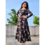 Raveena Daha Instagram – இது மாற்றமா ?தடுமாற்றமா ?
என் நெஞ்சிலே 
பனி மூட்டமா.. 🤍💙🤍

Beautiful long gown from : @fashion_fit_women 😍🖤 

#raveena #raveenadaha