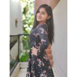 Raveena Daha Instagram – இது மாற்றமா ?தடுமாற்றமா ?
என் நெஞ்சிலே 
பனி மூட்டமா.. 🤍💙🤍

Beautiful long gown from : @fashion_fit_women 😍🖤 

#raveena #raveenadaha