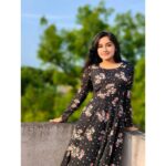 Raveena Daha Instagram - இது மாற்றமா ?தடுமாற்றமா ? என் நெஞ்சிலே பனி மூட்டமா.. 🤍💙🤍 Beautiful long gown from : @fashion_fit_women 😍🖤 #raveena #raveenadaha