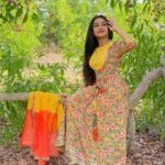 Raveena Daha Instagram - யாரிடத்தில் யாருக்கொரு காதல் வருமோ பூமி எதிர் பார்த்து மழை தூரல் விழுமோ 💛 Piece of elegance from @select_a_style_onlinestore 🧡😍 Thankio so much for sending me this beautiful salwar set. I totally love it💛 Fabric quality is on point🔥💚 Guys do checkout their page for beautiful,stylish and elegant collections 🔥 @select_a_style_onlinestore #raveena #raveenadaha
