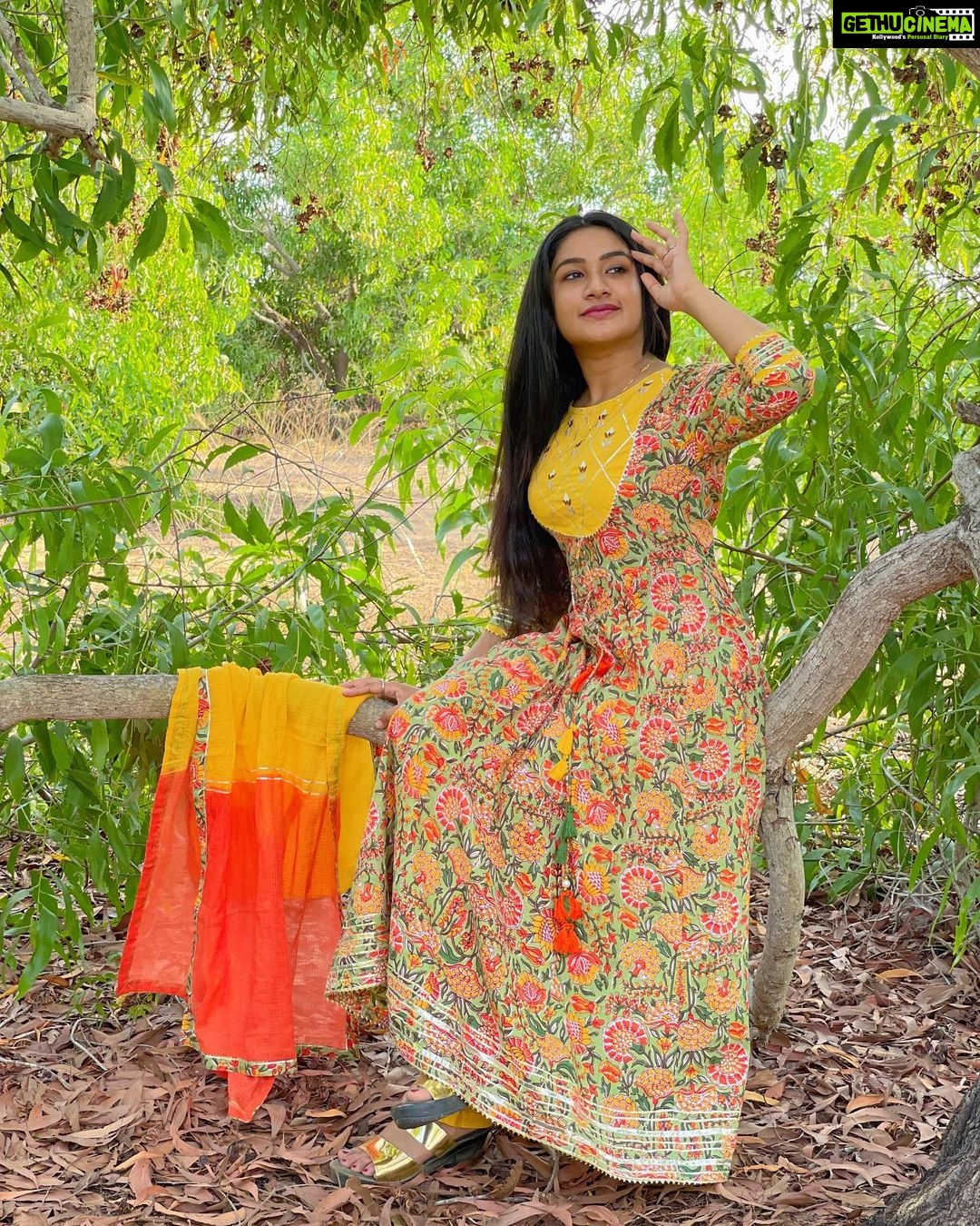 Raveena Daha Instagram - யாரிடத்தில் யாருக்கொரு காதல் வருமோ பூமி எதிர் பார்த்து மழை தூரல் விழுமோ 💛 Piece of elegance from @select_a_style_onlinestore 🧡😍 Thankio so much for sending me this beautiful salwar set. I totally love it💛 Fabric quality is on point🔥💚 Guys do checkout their page for beautiful,stylish and elegant collections 🔥 @select_a_style_onlinestore #raveena #raveenadaha