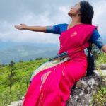 Raveena Daha Instagram – This beautiful saree that shakthi wearing is from @shri_sai_collections_ 🥰 

Thank you for sending me this beautiful one 💙

#raveena #raveenadaha #mounaraagam #shakthi