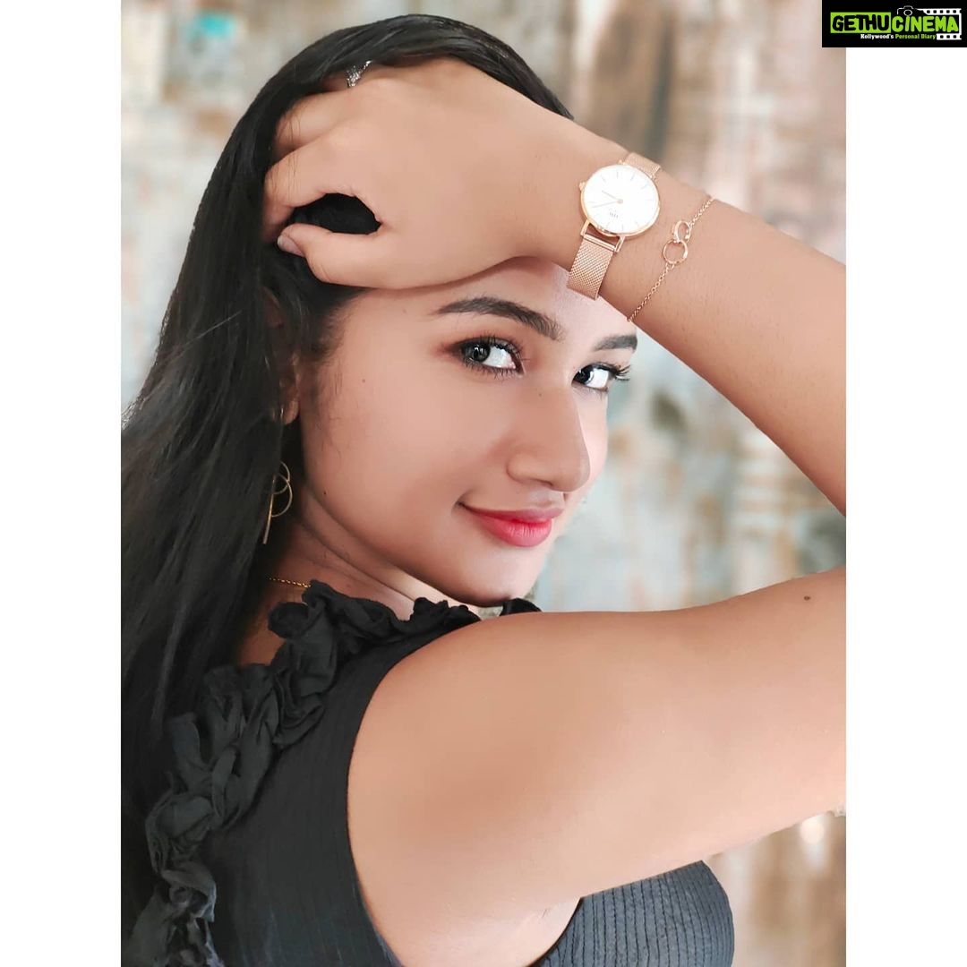 Raveena Daha Instagram - My @danielwellington watch looks elegant and classy.😍 You too can buy it using my code RAVEENAJ and get a 15% off on your purchase on their website. #DanielWellington