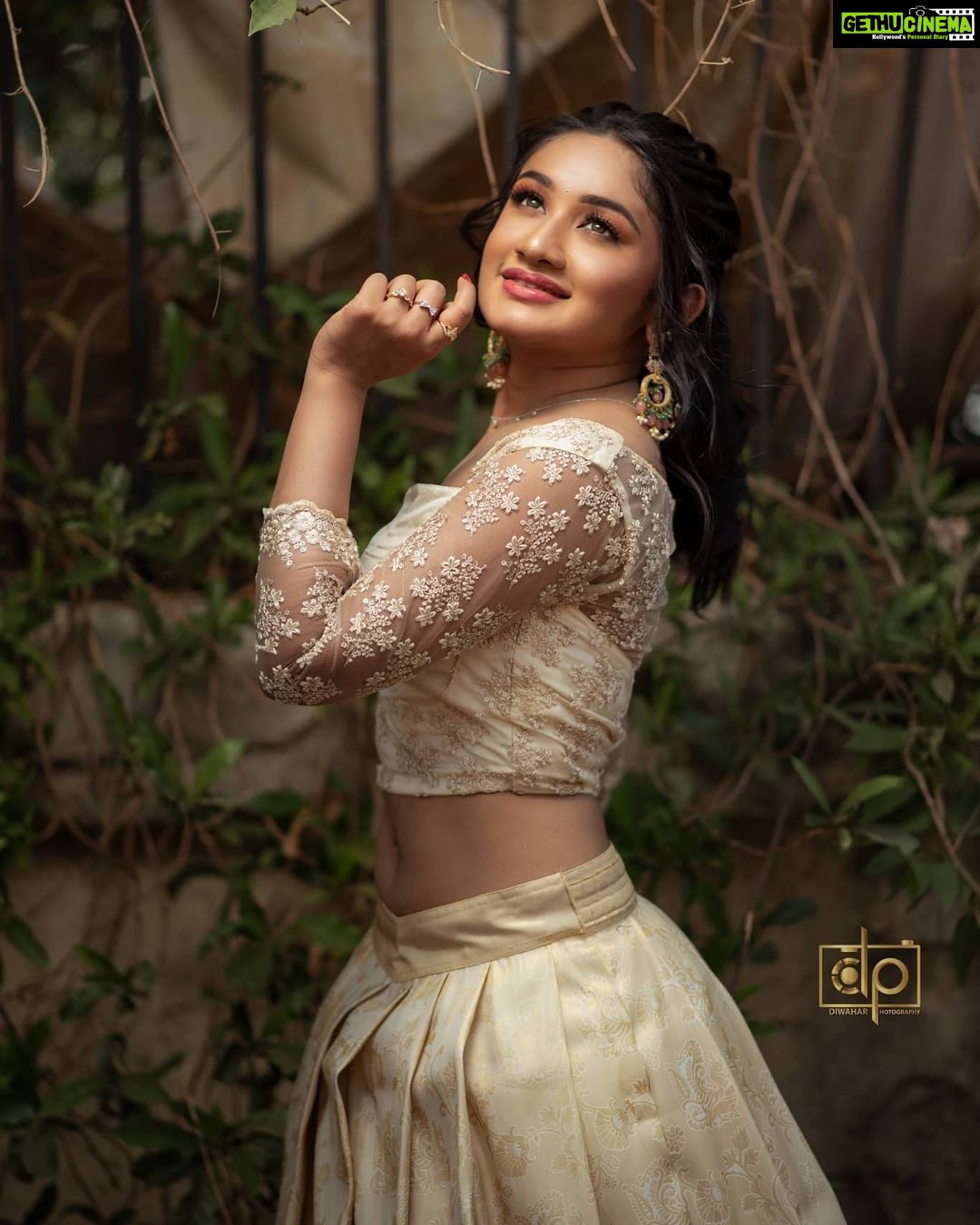 Raveena Daha Instagram - π€π€π€ Hair and makeup: @thanushiya_bridal_studio π ... Shot by : @diwahar_photography @diwa_har π₯ .. Outfit: @faamysfashions π₯ .. Jewel:@chennai_jazz π€© .. #raveena #raveenadaha