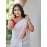 Raveena Daha Instagram - உன்னோடு நானும் வாழ 😍உன்னோடு நானும் சாக 🥺 உன் மடி சாய-வா? 💙💙 Saree from : @afsha_shopper ❤️🤍💙 #raveena #raveenadaha