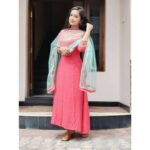 Raveena Daha Instagram – Naan 4th picture la hai soldren ah illa bye soldren ah nu sollunga paapom🤭🤭

Outfit from :@zaksproducts 🤩

#raveena #raveenadaha