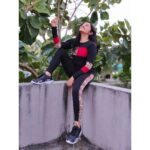 Raveena Daha Instagram - How flexible are you? 😉 Outfit from: @dhanshicollections ❤️ This track suit is sooo comfy to wear 🥺 Attitude shoe from: @vijay_felix_official @my_attiitude By "chris gayle" 🖤 #raveena #raveenadaha