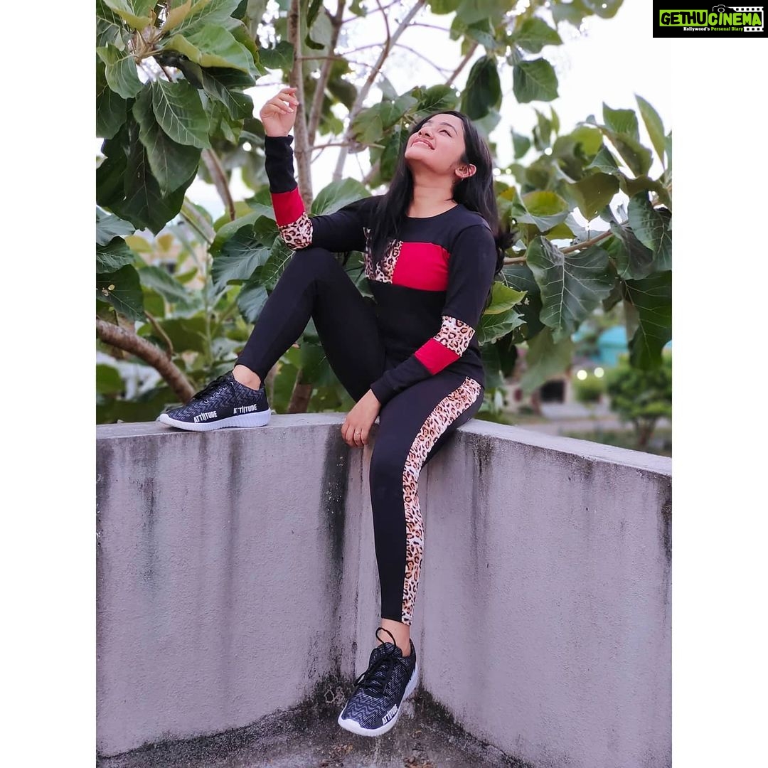 Raveena Daha Instagram - How flexible are you? 😉 Outfit from: @dhanshicollections ❤️ This track suit is sooo comfy to wear 🥺 Attitude shoe from: @vijay_felix_official @my_attiitude By "chris gayle" 🖤 #raveena #raveenadaha