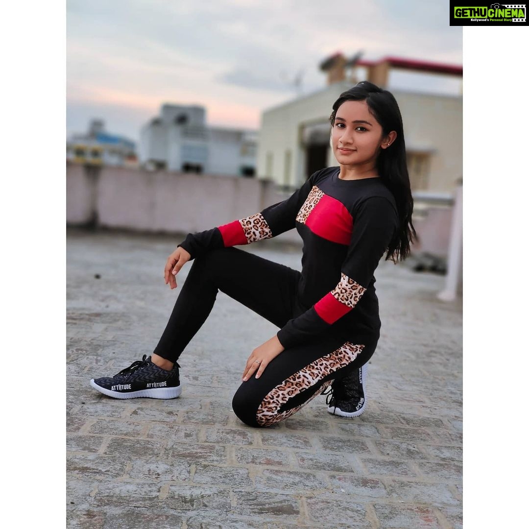 Raveena Daha Instagram - How flexible are you? 😉 Outfit from: @dhanshicollections ❤️ This track suit is sooo comfy to wear 🥺 Attitude shoe from: @vijay_felix_official @my_attiitude By "chris gayle" 🖤 #raveena #raveenadaha