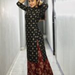 Raveena Daha Instagram - உன்னாலே எந்நாளும் என் ஜீவன் வாழுதே💙💙💙 Outfit from: @essentials_cart_ 🖤❤️ Shot by : 📸 @_avianbu_
