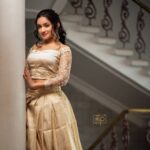 Raveena Daha Instagram - 🤍⚜️🤍 Hair and makeup: @thanushiya_bridal_studio 😍 Loved her work😍 ... Shot by : @diwahar_photography @diwa_har his photographic skills are amazing 🔥 .. Outfit: @faamysfashions Their outfit made me feel like a royal Princess 🥺🦋 .. Jewel:@chennai_jazz 🤩 Do I really need to mention about them ? Their jewels are absolutely amazing 😍 .. #raveena #raveenadaha #vijayawards2021