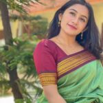 Raveena Daha Instagram – தீக்குச்சி இல்லாமல் தீ மூட்டக் கூடும்
கண்ணே நம் கண்கள் சந்தித்தால்❤️‍🔥

Lovely saree from @kaithari_nesavu_sarees 💚💚

#raveena #raveenadaha